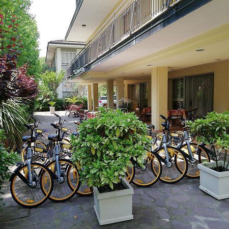 Hotel Devon Rooms & Breakfast Чезенатіко Екстер'єр фото