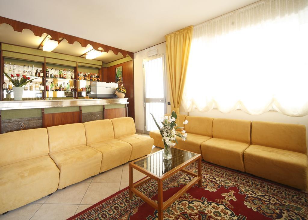 Hotel Devon Rooms & Breakfast Чезенатіко Екстер'єр фото
