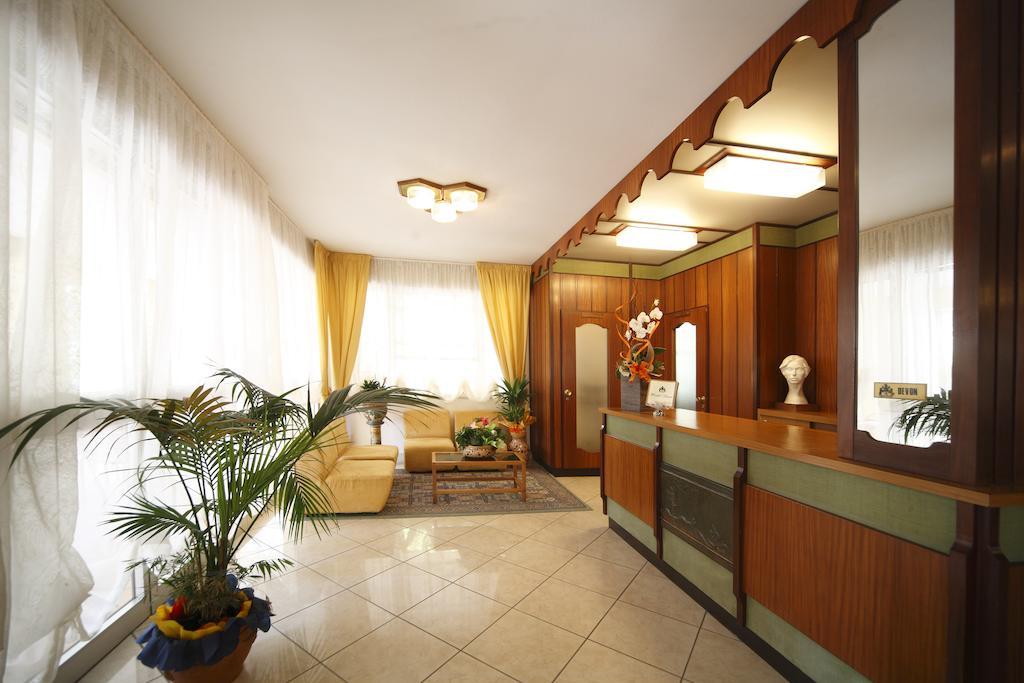 Hotel Devon Rooms & Breakfast Чезенатіко Екстер'єр фото