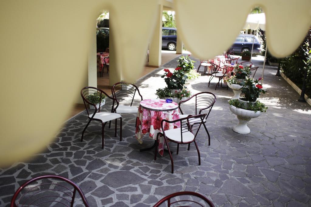 Hotel Devon Rooms & Breakfast Чезенатіко Екстер'єр фото