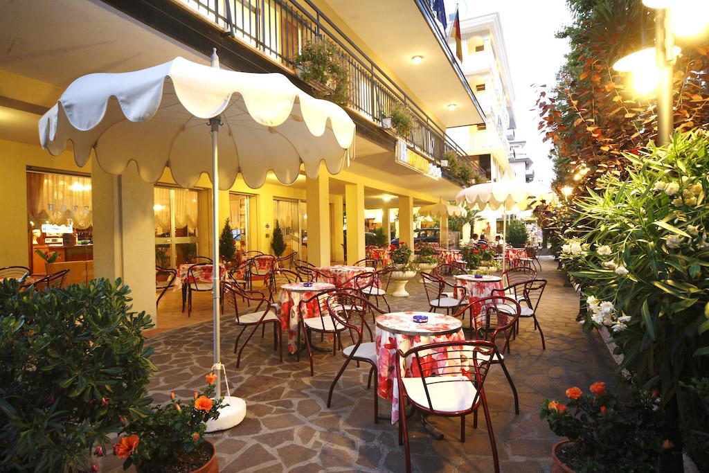 Hotel Devon Rooms & Breakfast Чезенатіко Екстер'єр фото