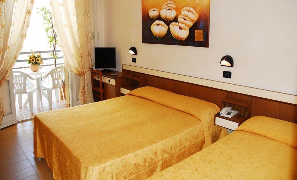 Hotel Devon Rooms & Breakfast Чезенатіко Екстер'єр фото