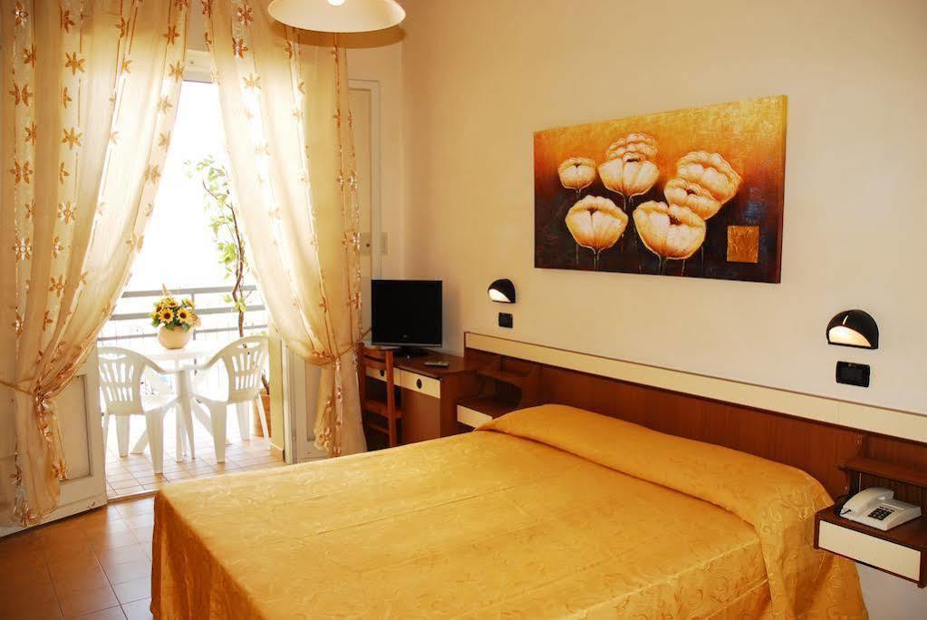 Hotel Devon Rooms & Breakfast Чезенатіко Екстер'єр фото