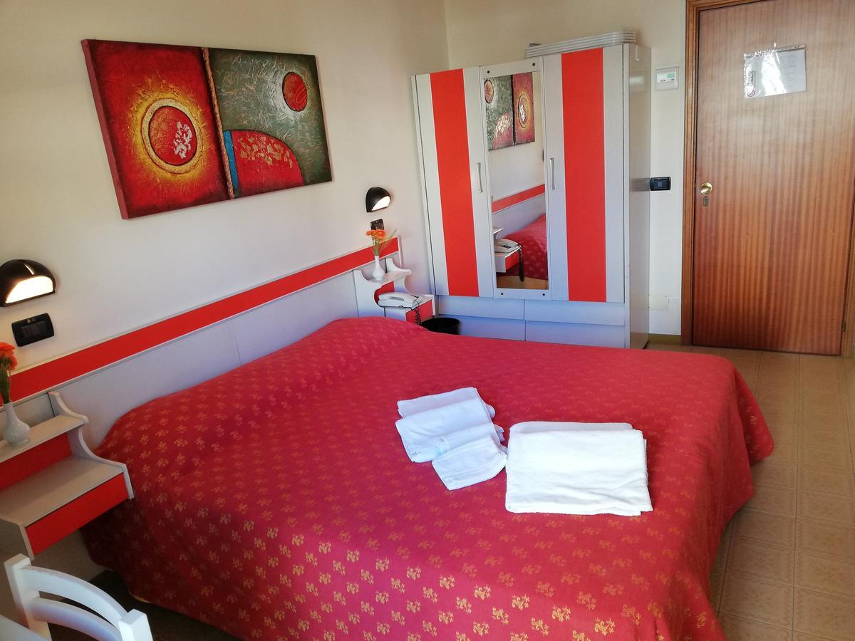 Hotel Devon Rooms & Breakfast Чезенатіко Екстер'єр фото