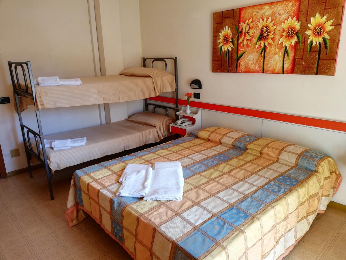 Hotel Devon Rooms & Breakfast Чезенатіко Екстер'єр фото