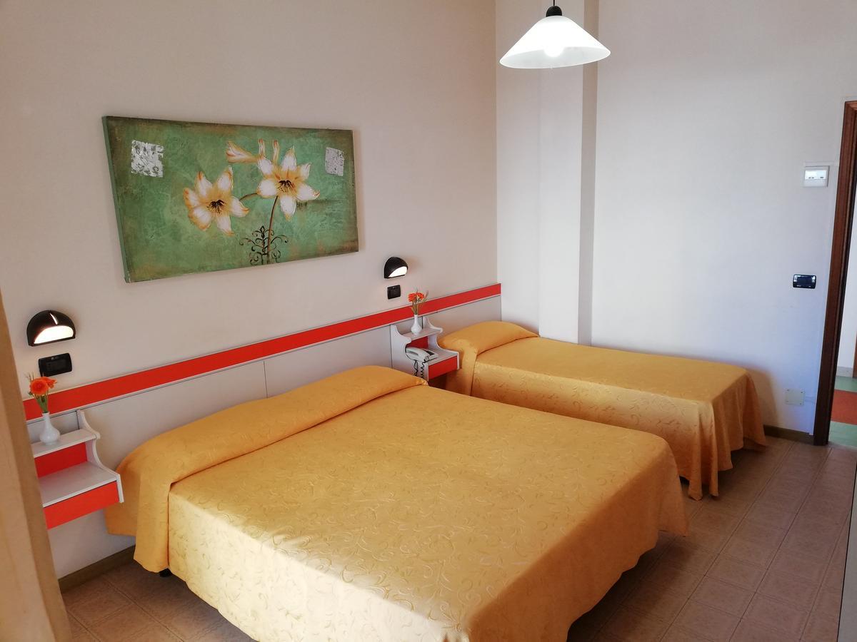 Hotel Devon Rooms & Breakfast Чезенатіко Екстер'єр фото