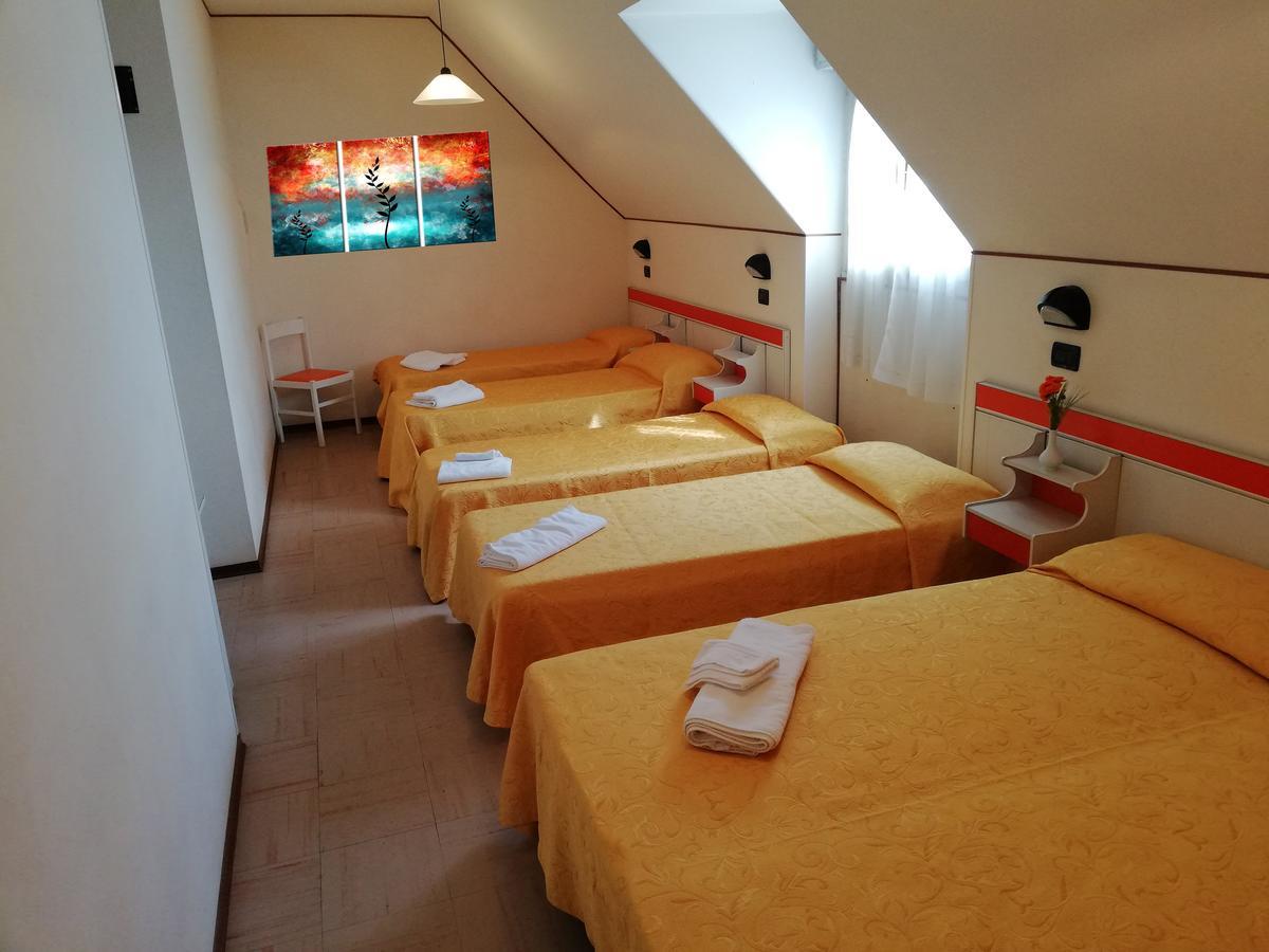 Hotel Devon Rooms & Breakfast Чезенатіко Екстер'єр фото