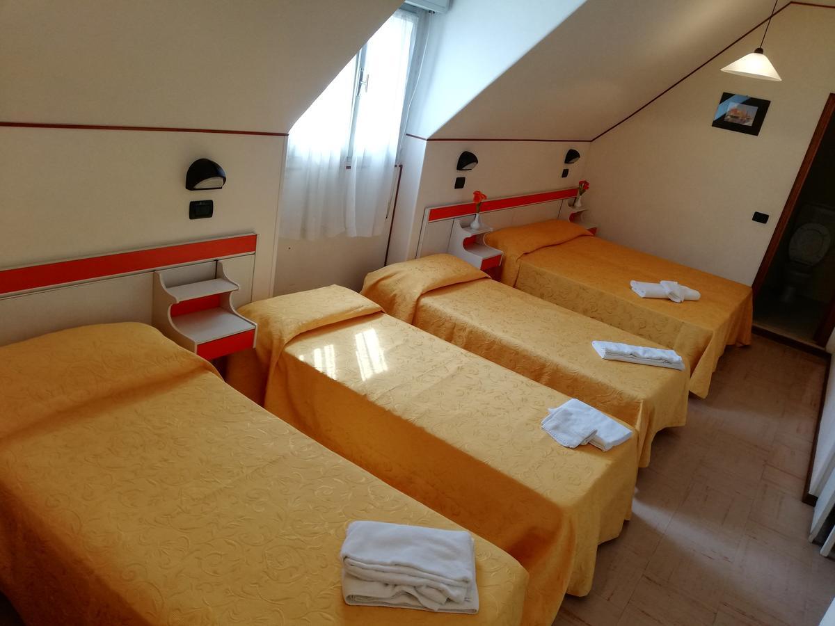 Hotel Devon Rooms & Breakfast Чезенатіко Екстер'єр фото