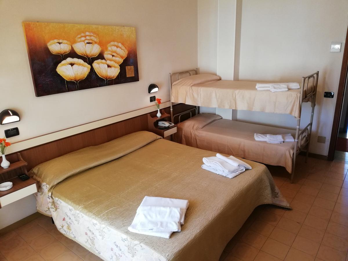Hotel Devon Rooms & Breakfast Чезенатіко Екстер'єр фото