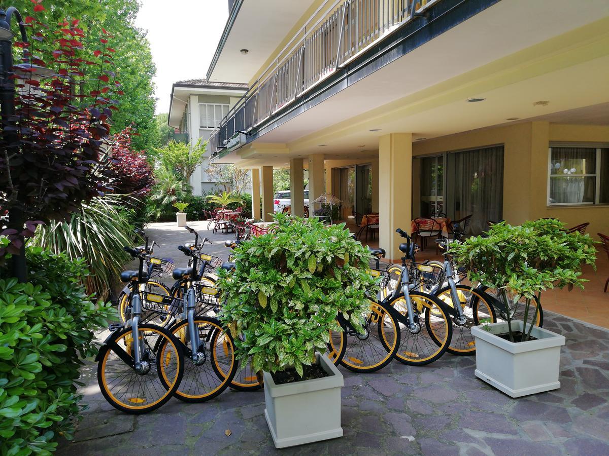 Hotel Devon Rooms & Breakfast Чезенатіко Екстер'єр фото